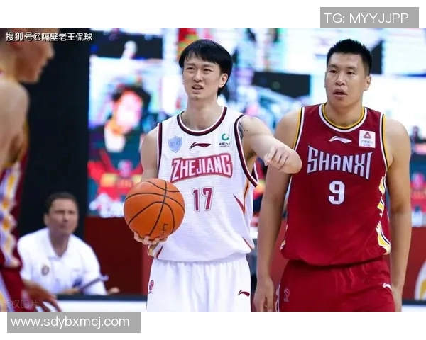 姚明身高优势显著却意外碰门框引发球迷热议与幽默反应